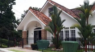 Casa en venta en Brisas del Golf remodelada